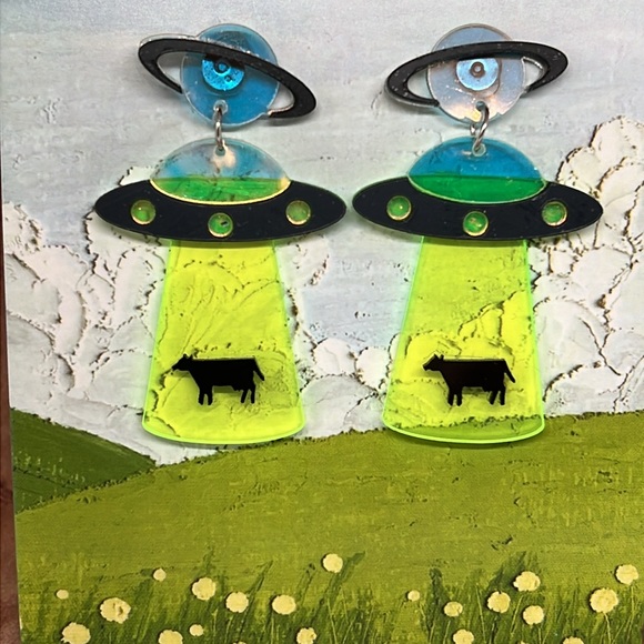 retro UFO 🛸 cow abduction highlighter yellow cow statement  earrings - Picture 2 of 3